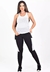 Conjunto fitness com calça legging preta e regata de tela branca, modelo feminino.