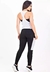 Conjunto fitness com calça legging preta, blusa de tela branca e top tomara que caia. Modelo visto de costas.