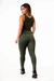 Modelo usando conjunto fitness verde militar com calça legging e regata cropped, vista de costas.