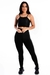 Modelo usando conjunto cropped e calça legging preta com detalhe em tela.