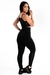 Modelo usando conjunto cropped e calça legging preta com detalhe em tela.
