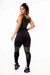 Modelo usando conjunto fitness com calça legging preta e cropped regata verde militar, destacando detalhes em tela.