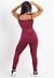 Modelo usando conjunto fitness marsala com calça legging de cintura alta e cropped, vista traseira.