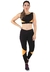 Mulher usando um conjunto fitness cropped preto e amarelo, composto por top e calça legging, posando em pé.