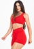 Cropped vermelho e short com cadarço fake, modelo feminino, ideal para moda fitness.
