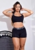 Conjunto fitness preto com cropped e short, ideal para atividades físicas.