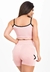 Modelo usando conjunto fitness rosa com short de cintura alta e cropped, vista traseira.