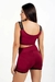 Modelo usando conjunto fitness marsala com cropped e short de cintura alta, vista traseira.