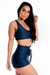 Modelo usando conjunto cropped e short liso azul marinho, com detalhe de amarração no short.