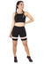 Modelo usando conjunto fitness preto com cropped e shorts, ideal para atividades físicas.