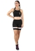 Mulher usando conjunto fitness preto com cropped e shorts, destacando a parte superior e os detalhes em listras do shorts.