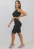 Modelo usando conjunto cropped e bermuda preto, ideal para moda fitness.