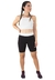 Modelo usando um conjunto fitness que inclui um cropped branco e shorts pretos com detalhes brancos.