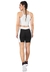 Modelo usando conjunto fitness cropped branco e shorts preto com detalhes brancos, vista traseira.