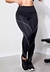 Calça legging fitness preta com detalhe lateral em vivo branco, ideal para academia, com cintura alta.