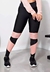 Calça legging fitness preta com detalhes em rosê, ideal para atividades físicas.