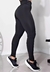 Calça legging preta, ajustada ao corpo, ideal para moda fitness.