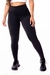 Calça legging fitness preta com cintura alta e detalhe lateral em vivo branco, ideal para academia.