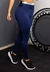 Calça legging marinho com elástico na cintura alta, ideal para moda fitness.
