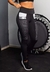 Calça legging preta com bolso e elástico na cintura alta, ideal para moda fitness.