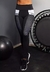 Calça legging preta com bolso e detalhes em malha, ideal para moda fitness.