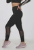Calça legging fitness preta com detalhe transparente, modelo ajustado, exibida em perfil.