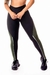 Calça legging fitness feminina de cintura alta, preta com detalhes em verde militar, ideal para atividades físicas.