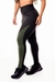 Calça legging fitness preta com detalhes em verde militar, cintura alta, sendo usada por uma modelo.