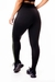 Calça legging fitness preta com detalhe em verde militar, vista traseira, ideal para atividades físicas.