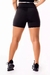Short fitness preto com branco, cintura alta, visto de trás, ideal para atividades físicas.