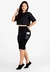 Bermuda fitness preta com bolso em tela, modelo usado por uma mulher jovem, com tênis e blusa preta cropped.
