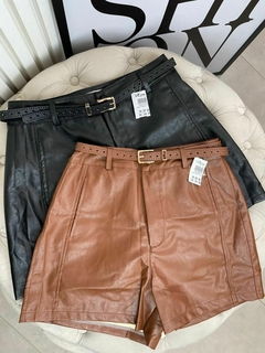 SHORTS EM COURINO COM CINTO