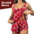 Modelo vestindo shortdoll Dianna, com estampa de pandas em fundo vermelho e detalhes em corações.