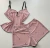 Pijama em liganete na cor rosa com estampa de poás e corações pretos.