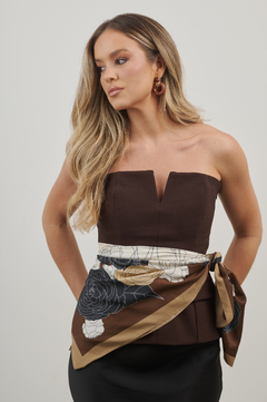 Lenço Camélia Marrom na internet