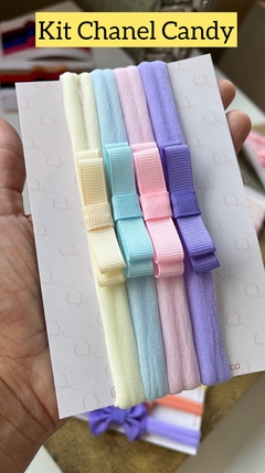 Kit de quatro faixas de cabelo para bebê com laço Chanel em cores pastel , amarelo, azul, rosa e lilás