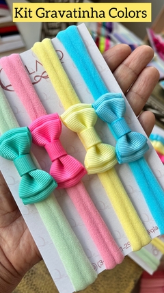 Conjunto  faixinhas de laços gravatinha coloridos para bebês, incluindo laços em verde, rosa, amarelo e  azul. 