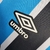 Camisa de manga longa do Grêmio, modelo 23/24, nas cores azul e preta, com logo da Umbro e patrocinador Banrisul.