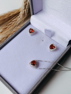 Conjunto coração cravejado vermelho na internet