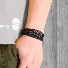 Banner de la categoría pulsera de cuero con bellas inscripciones celtas.