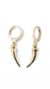 Brinco de argola articulada com pingente de metal de dente de sabre Carla dourado
