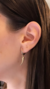 Brinco de argola articulada com pingente de metal de dente de sabre Carla dourado - comprar online