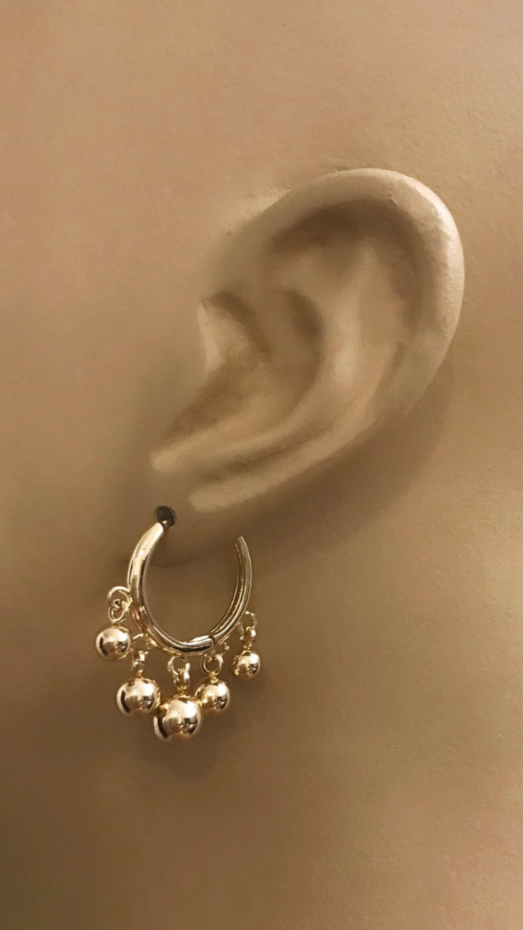 Brinco de argola com pingentes de esferas Luna dourado M