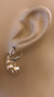 Brinco de argola com pingentes de esferas Luna dourado P