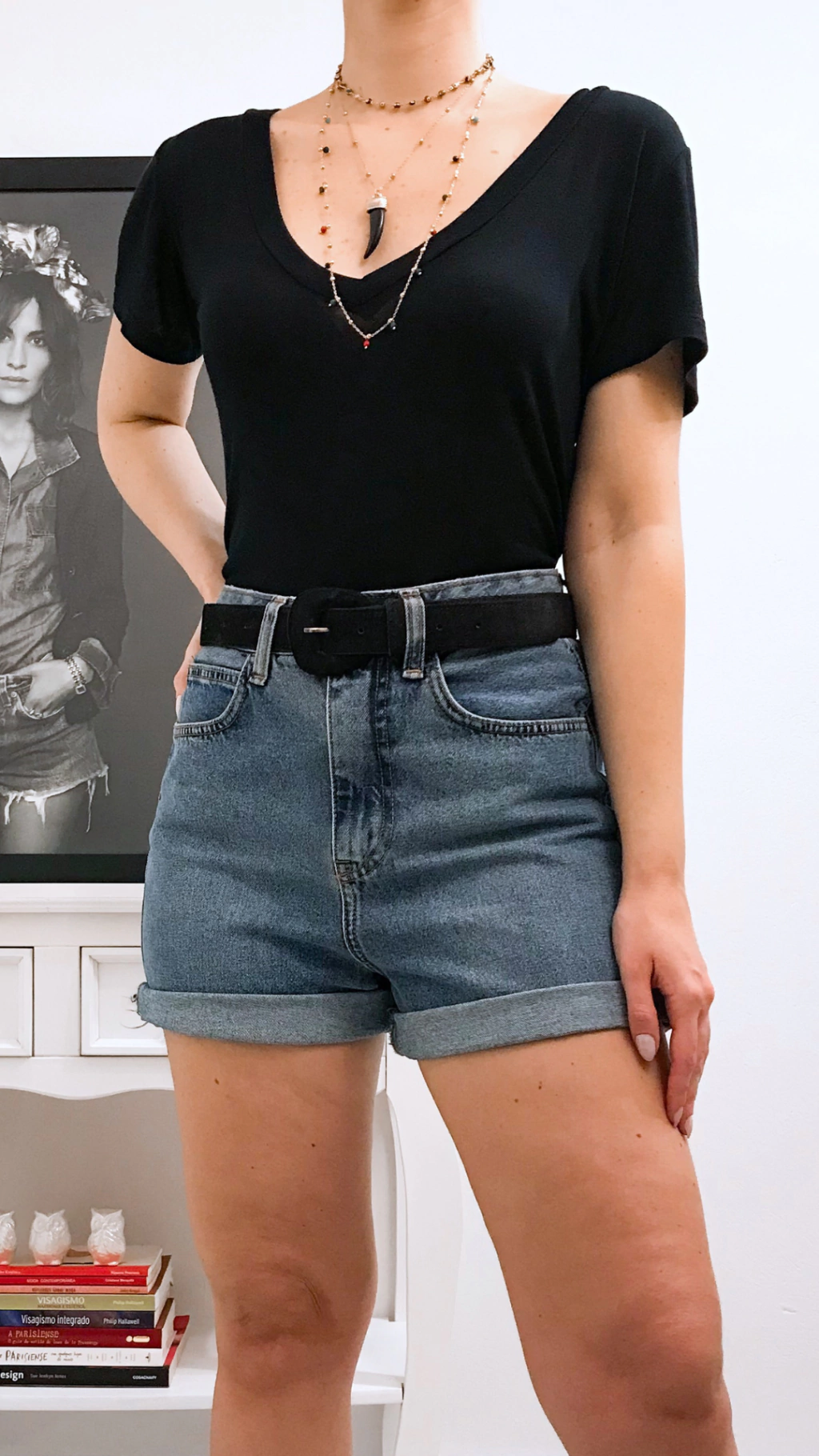 Camiseta decote V viscose Preta Essencial