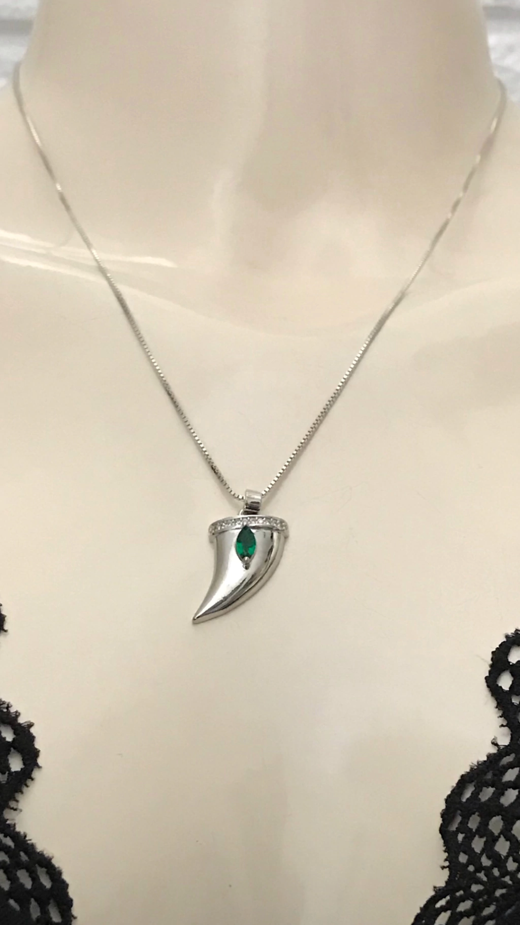 Colar pingente dente de sabre em metal com microzircônias Nina verde cristal prata