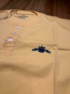 REMERA CON BOTONES VICENZO 0486 en internet