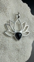 DIJE FLOR DE LOTO PREMIUM CON BAÑO DE PLATA Y PIEDRA ÁGATA NEGRA - comprar online