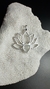DIJE FLOR DE LOTO PREMIUM CON BAÑO DE PLATA Y PIEDRA CUARZO CRISTAL en internet