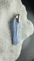 DIJE CIANITA AZUL CON DETALLE DE PIEDRA SELENITA LÍNEA ALPACA - AIMARÁ - TIENDA DE COMPLEMENTOS